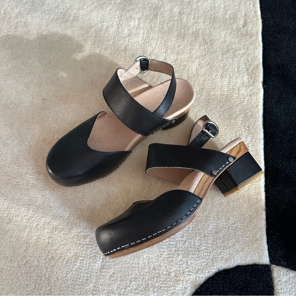 NEW Dansko Malin Sandal Clogs in Black Leather
